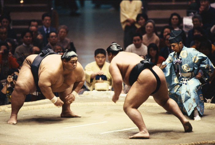 Konishiki vs Musashimaru, Ozeki Konishiki vs Musashimaru
JANUARY 14, 1992 - Sumo : Ozeki Konishiki (L) and Musashimaru (R) in action during the Grand Sumo Championship Beginning Series at Ryogoku Kokugikan in Tokyo, Japan.
(Photo by Shinichi Yamada/AFLO) [0348].