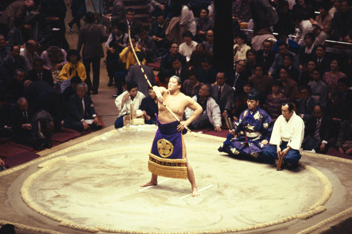 Yumitori Ceremony,
JANUARY 11, 1995 - Sumo : Takamiwaka performs the Yumitori Ceremony at the end of the competition during the Grand Sumo Championship Beginning Series at (Photo by Shinichi Yamada/Associated Press)
(Photo by Shinichi Yamada/AFLO) [0348].