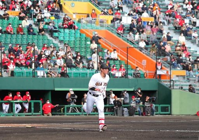 2022 Professional Baseball Open Game Open game. Giants Hiroshima. 6th inning, no outs, first base, Hayato Sakamoto hits a hit ball in front of the center field. Photo taken February 26, 2022, at Okinawa Cellular Stadium Naha.