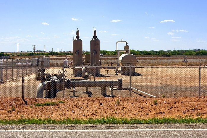 Fracking site near Sayre, Oklahoma A fracking site on Route 152 north of Buffalo Church  NW of Sayre  in west Oklahoma, USA. Hydraulic fracking is a method of extracting oil or gas from shale rocks by injecting water to displace the commodity and force it to the surface., Photo by MARK WILLIAMSON SCIENCE PHOTO LIBRARY