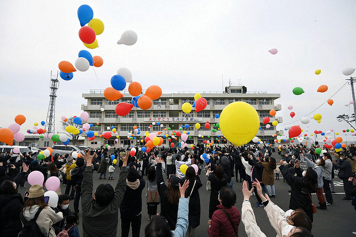 Participants flying balloons at the  HOPE FOR project, an event to remember the victims of the Great East Japan Earthquake. Participants flying balloons at the  HOPE FOR project, an event to remember the victims of the Great East Japan Earthquake. In the back is the  Arahama Elementary School,  a relic of the earthquake, in Wakabayashi Ward, Sendai City. Photo by Ririko Maeda, taken at 3:16 p.m. on March 11, 2022 in Wakabayashi Ward, Sendai City.