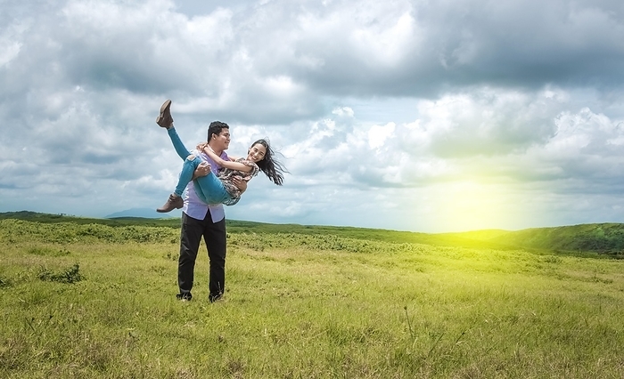 Happy couple in love in the field, happy man carrying his girlfriend in the field, Photo by Isai Hernandez
