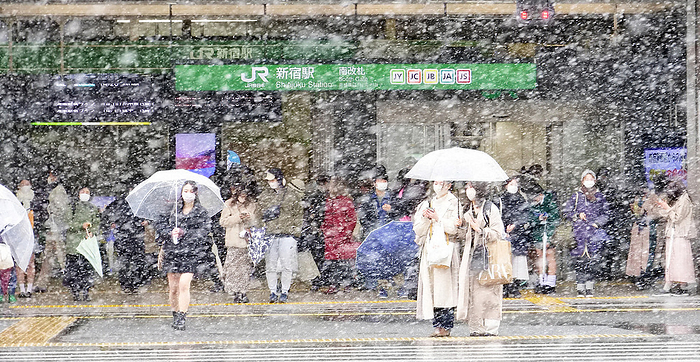 People waiting at a traffic light in the pouring snow People waiting at a traffic light in the falling snow in front of JR Shinjuku Station in March 2022. Photo by Naoaki Hasegawa at 1:56 p.m. on March 22