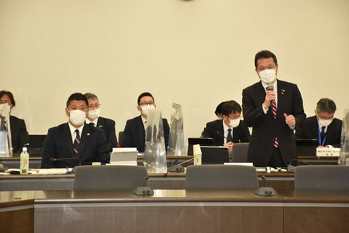 Mie Prefecture Governor Katsuyuki Ikimi addresses the first meeting of the study committee for the Yokkaichi Industrial Complex to become carbon neutral. Mie Prefecture Governor Katsuyuki Ajima  right  addresses the first meeting of the study committee for making the Yokkaichi industrial complex carbon neutral at the Yokkaichi Chamber of Commerce and Industry in Suwa machi, Yokkaichi City, Mie Prefecture at 3:34 p.m. on March 22, 2022  photo by Yuka Asahina .