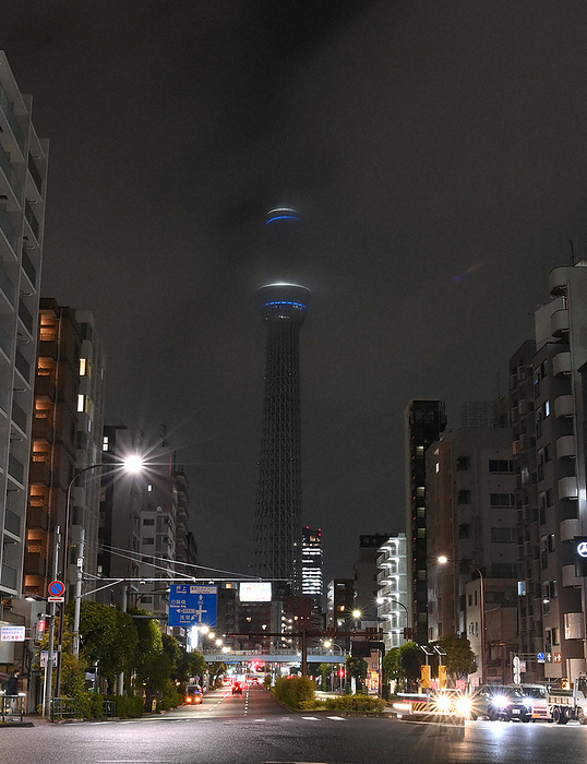 Tight Power Alert for East Japan, Calls for Power Saving due to Power Outage Concerns The Tokyo Sky Tree, whose lights were turned off to save electricity. The upper part of the tree was hidden by clouds due to bad weather in Sumida Ward, Tokyo, on the afternoon of March 22, 2022. 6:57 p.m., photo by Koichiro Tezuka