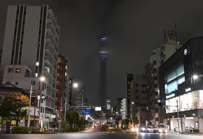 Tight Power Alert for East Japan, Calls for Power Saving due to Power Outage Concerns The Tokyo Sky Tree, whose lights were turned off to save electricity. The upper part of the tree was hidden by clouds due to bad weather in Sumida Ward, Tokyo, on the afternoon of March 22, 2022. 6:58 p.m., photo by Koichiro Tezuka