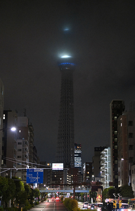 Tight Power Alert for East Japan, Calls for Power Saving due to Power Outage Concerns The Tokyo Sky Tree, whose lights were turned off to save electricity. The upper part was hidden by clouds due to bad weather in Sumida Ward, Tokyo, on the afternoon of March 22, 2022. 6:48 p.m., photo by Koichiro Tezuka