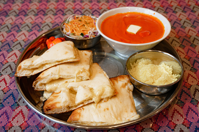 Cheese naan and curry set