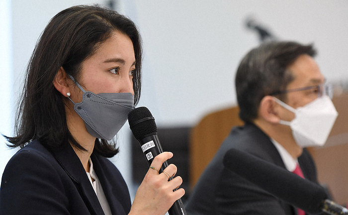 Shiori Ito holds a press conference after a ruling in a lawsuit seeking damages from Mizuna Sugita, a member of the House of Representatives of the Liberal Democratic Party. Shiori Ito  left  holds a press conference after a ruling in a lawsuit seeking damages from LDP Lower House Representative Mizuna Sugita. At right is attorney Katsuhiko Tsukuda, photographed by Akito Miyamoto at 4:23 p.m. on March 25, 2022 in Chiyoda ku, Tokyo.