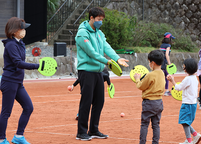 Completed the first outdoor red clay court in Japan March 26, 2022, Tokyo, Japan   Japan s tennis star Kei Nishikori  C  plays with elementary school children after he attended the opening ceremony of the red clay tennis courts which use surface soil of France s Roland Garros stadium in Tokyo on Saturday, March 26, 2022. Japan s Dai ichi Life Insurance company remodeled the company s tennis courts to Japan s first outdoor red clay courts as a part of Japan Tennis Association s training program for the young tennis players.    Photo by Yoshio Tsunoda AFLO  