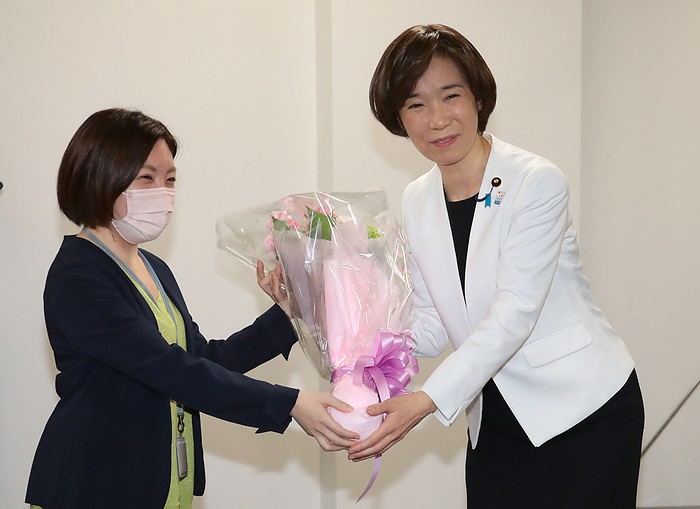 Minister of Vaccine Horiuchi retires due to a reduction in the maximum number of cabinet members. Minister of State for Vaccine Affairs Akiko Horiuchi receives a bouquet of flowers from staff members after giving her farewell address on March 3, 2022. Cabinet Office