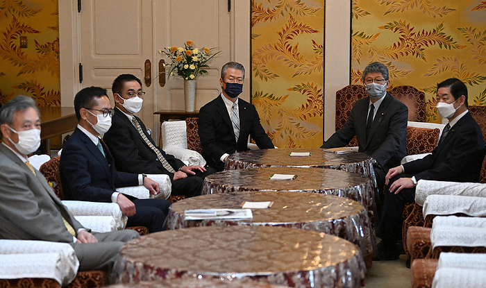 At the meeting  from right  Shigeki Sato, Chairman of the New Komeito Party, Takeshi Takaki, Chairman of the LDP, Sumio Mabuchi, Chairman of the DPJ, Takashi Endo, Chairman of the Japan Restoration Association, Motohisa Furukawa, Chairman of the KDP, and Keiji Grain, Chairman of the Communist Party. At the meeting are  from right  Shigeki Sato, Chairman of the National Diet Committee of the New Komeito Party  Takeshi Takaki, Chairman of the National Diet Committee of the Liberal Democratic Party  Sumio Mabuchi, Chairman of the National Diet Committee of the Democratic Party of Japan  Takashi Endo, Chairman of the National Diet Committee of the Japan Restoration Association  Motohisa Furukawa, Chairman of the National Democratic Party of Japan  and Keiji Sakuta, Chairman of the National Diet Committee of the Communist Party.