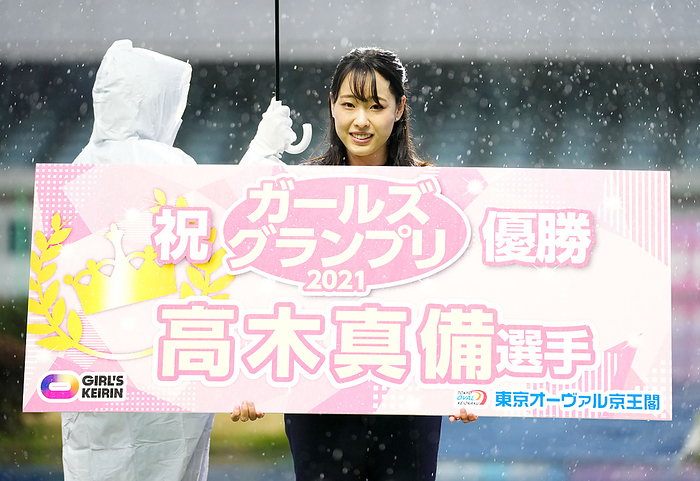 Girls  Keirin: Mabiki Takagi announces retirement. Mabie Takagi smiles with the Girls Grand Prix winner s panel in her hand on April 3, 2022 date 20220403 place Keio Keio Kaku Racetrack