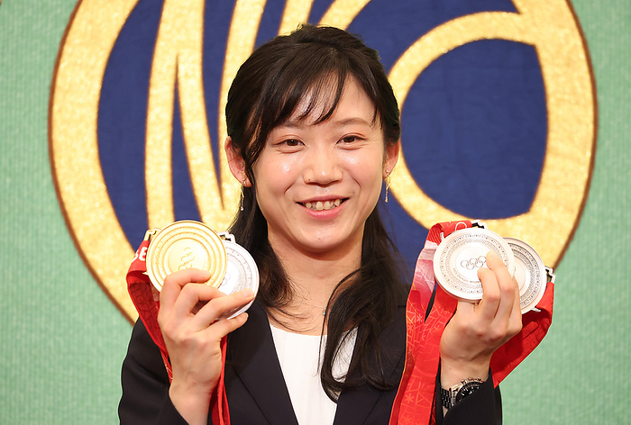 Beijing Olympics gold and silver medalist Miho Takagi of women s speed skate holds a press conference April 5, 2022, Tokyo, Japan   Japanese female speed skater Miho Takagi displays her gold and silver medals of the Beijing Winter Olympics at a press conference at the Japan National Press Club in Tokyo on Tuesday, April 5, 2022. Takagi won the one gold and three silvers at the Beijing Games and she won the medal of each color in the PyeongChang Winter Games in 2018.     Photo by Yoshio Tsunoda AFLO 