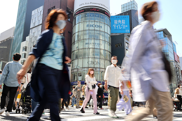 Tokyo s temperature climbed over 26 degree Celsius at a spring day April 10, 2022, Tokyo, Japan   People cross a road at Tokyo s Ginza fashion district on Sunday, April 10, 2022. Tokyo s temperature climbed over 26 degree Celsius at a sunny spring day.     Photo by Yoshio Tsunoda AFLO  