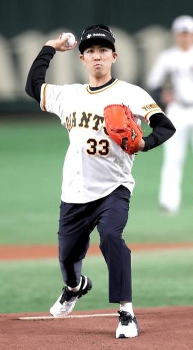 2022 Professional Baseball Akito Watabe throws out the first pitch Giants and Hanshin. Akito Watabe, bronze medalist in the Nordic combined skiing at the Beijing Winter Olympics, throws out the first pitch. Photo taken April 1, 2022, at Tokyo Dome.