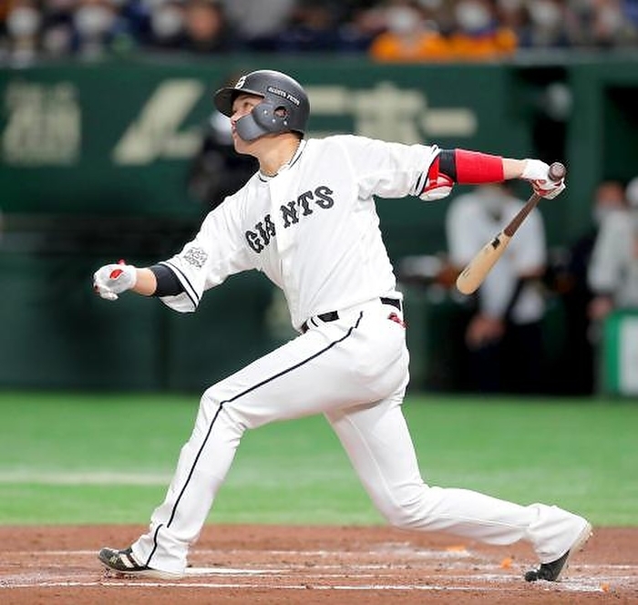 2022 Professional baseball Giant Hanshin. 2 run homer by Yuto Sakamoto of the Giant with no outs in the 1st inning to tie the game. Photo taken April 2, 2022 at Tokyo Dome.