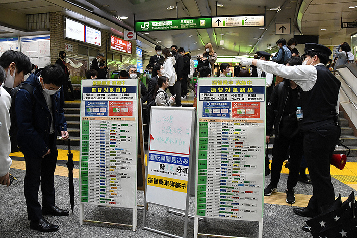 Information about the lines to be transferred near the ticket gates of JR Takadanobaba Station due to a fire that broke out in a building along the tracks near Shin Okubo Station on the JR Yamanote Line. Information on routes to be switched was placed near the ticket gates of JR Takadanobaba Station in Shinjuku, Tokyo, after a fire broke out in a building along the tracks near Shin Okubo Station on the JR Yamanote Line, resulting in suspensions of operations on all lines. April 15, 2022, 9:03 a.m. 2 minutes, photo by Noriomi Takeuchi