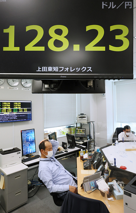Japanese yen is traded at 128 yen level against the US dollar at a Tokyo foreign exchange market April 19, 2022, Tokyo, Japan   Money dealers trade under a foreign exchange quotation board at a foreign exchange market in Tokyo on Tuesday, April 19, 2022. Japanese yen is traded 128 yen level against the US dollar at the Tokyo market.      Photo by Yoshio Tsunoda AFLO 