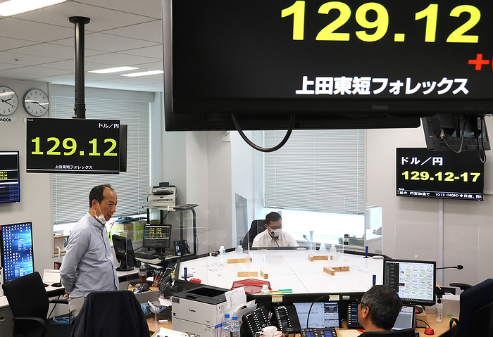 Japanese yen is traded at 129 yen level against the US dollar at a Tokyo foreign exchange market April 20, 2022, Tokyo, Japan   Money dealers trade under foreign exchange quotation boards at a foreign exchange market in Tokyo on Wednessday, April 20, 2022. Japanese yen is traded 129 yen level against the US dollar at the Tokyo market.      Photo by Yoshio Tsunoda AFLO 
