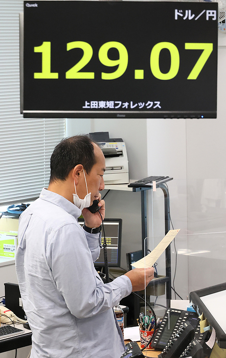 Japanese yen is traded at 129 yen level against the US dollar at a Tokyo foreign exchange market April 20, 2022, Tokyo, Japan   A money dealer trades under a foreign exchange quotation board at a foreign exchange market in Tokyo on Wednessday, April 20, 2022. Japanese yen is traded 129 yen level against the US dollar at the Tokyo market.      Photo by Yoshio Tsunoda AFLO 