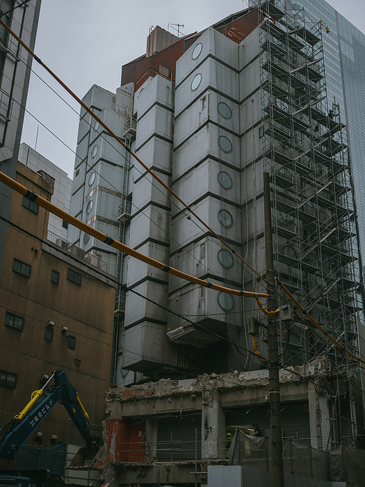 Tokyo, Nakagin demolition begins Construction workers install scaffolding as work begins to demolish the landmark Nakagin Capsule Tower, a mixed use residential and office building constructed in the early 1970s and an example of Japan s postwar architectural design movement known as Metabolism, in Tokyo s Ginza district on April 20, 2022.April 20, 2022  Photo by Nicolas Datiche AFLO   JAPAN 