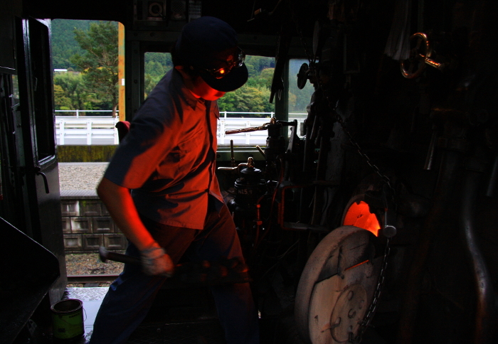 Oigawa Railway's Igawa Line, Senkashira Station: Driver in the cab of a C10 class steam locomotive, illuminated by the flames of the kettle.