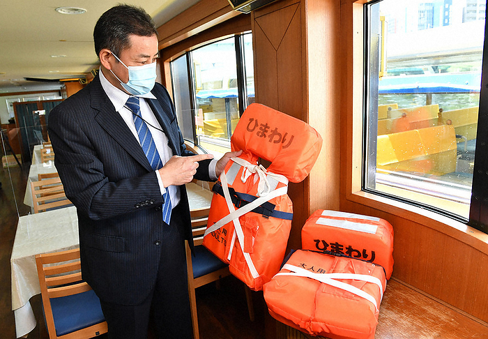 Inspection of life vests on board the Osaka Water Bus Inspection of life vests on board an Osaka Water Bus in Chuo ku, Osaka, on the afternoon of April 28, 2022. Photo by Ryoichi Mochizuki at 0:05 a.m.