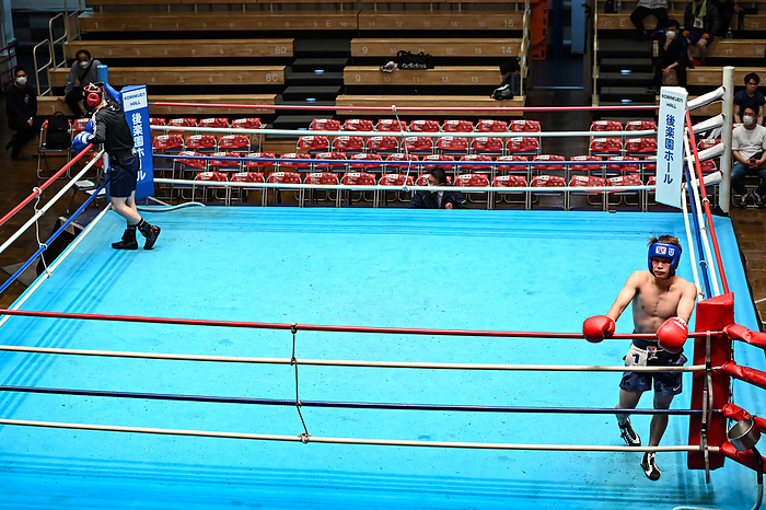 Boxing Hayato Tsutsumi pro test Hayato Tsutsumi  blue headgear  and Musashi Mori  red headgear  compete during their B class boxing pro test bout at Korakuen Hall in Tokyo, Japan, April 26, 2022.  Photo by Hiroaki Finito Yamaguchi AFLO 