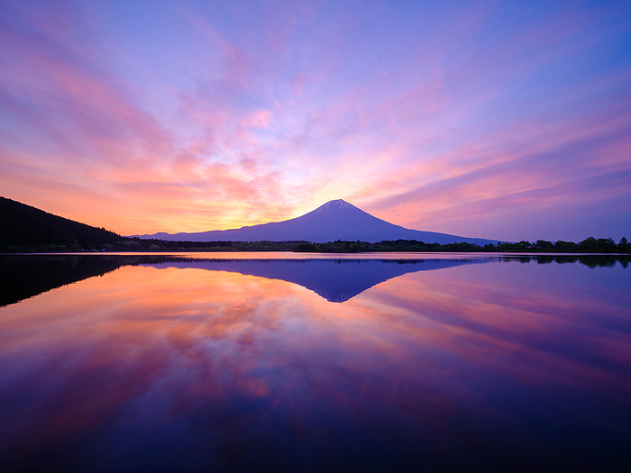Morning glow reflected on Lake Tanuki, Shizuoka Prefecture and Mt.