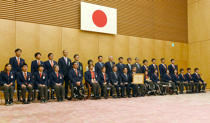 2022 Beijing Olympics and Paralympics Certificate of Appreciation Ceremony by the Prime Minister Athletes from the Beijing Winter Paralympics pose for a commemorative photo with Prime Minister Fumio Kishida  front row, center  at the Prime Minister s Official Residence on the afternoon of May 9, 2022. 3:26 p.m., photo by Mikiharu Takeuchi