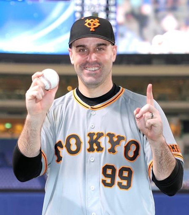 2022 Professional baseball Chunichi and Giants. Shoemaker of the Giants poses with the winning ball after his first win in Japan. Photo taken April 23, 2022, at the Banteling Dome Nagoya.