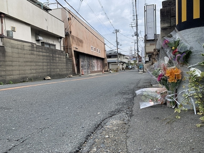 The road near the accident site was marked by uneven pavement and other marks. The road near the accident site was marked by uneven pavement. Photo by Misuna Koyama, 8:57 a.m., April 4, 2022
