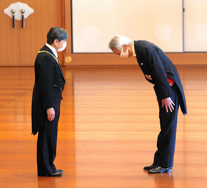 Grand Cordon of the Order of the Spring Conferment of Decoration of the Grand Cordon of the Order of the Sacred Treasure The Emperor of Japan speaks to Fumiaki Ibuki, former Speaker of the House of Representatives, who received the Grand Cordon of the Order of the Paulownia Flowers at the Pine Room of the Imperial Palace on May 10, 2022, at 11:17 a.m.  Representative photo 