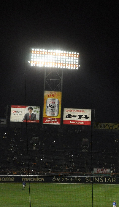 Lighting has been converted to LED, but the die color and white array is the same as before. The lighting has been converted to LED, but the array of die die colors and whites is the same as before   2022 at Hanshin Koshien Stadium. April 6, 10:44 p.m.  photo by Koichi Ogino