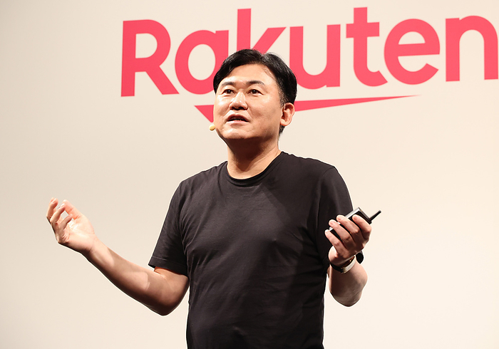 Rakuten Mobile announces the new discount plan for its mobile network May 13, 2022, Tokyo, Japan   Japan s e commerce giant Rakuten president Hiroshi Mikitani announces the new services of Rakuten Mobile at the company s headquars in Tokyo on Friday, May 13, 2022. Rakuten Mobile announced the new discount plan on its mobile network, monthly data use of up to 3GB will be 980 yen for the fee from July 1.   Photo by Yoshio Tsunoda AFLO 