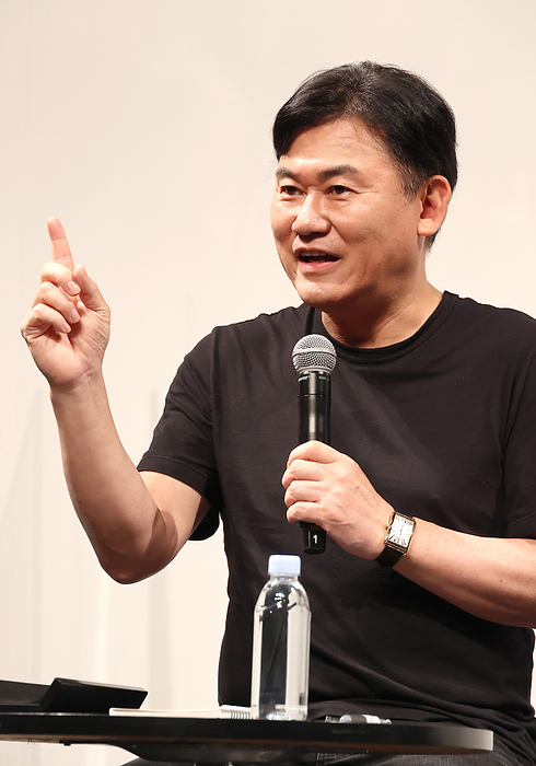 Rakuten Mobile announces the new discount plan for its mobile network May 13, 2022, Tokyo, Japan   Japan s e commerce giant Rakuten president Hiroshi Mikitani announces the new services of Rakuten Mobile at the company s headquars in Tokyo on Friday, May 13, 2022. Rakuten Mobile announced the new discount plan on its mobile network, monthly data use of up to 3GB will be 980 yen for the fee from July 1.   Photo by Yoshio Tsunoda AFLO 
