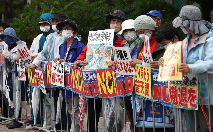 Demonstration in Ginowan City on the 50th anniversary of Okinawa s reversion to Japan People appealing against the relocation of the U.S. Futenma Air Station to Henoko, Nago City, in front of the venue of the 50th anniversary of the reversion of Okinawa to Japan, in Ginowan City, Okinawa Prefecture, 202 May 15, 2002, 0:30 p.m., photo by Shinnosuke Kyanabu