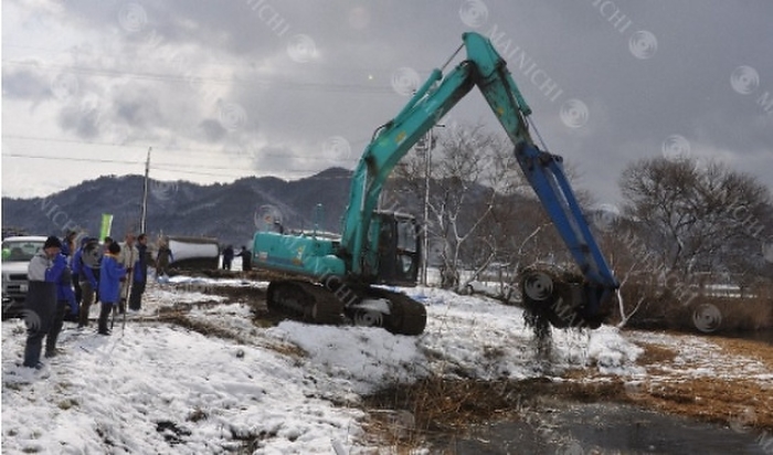 Invasive Alien Species  Nagaetsunogeito  Exterminated by Heavy Machinery    Lake Ibauchi, Higashiomi, Shiga, Japan Members of the Iba no Sato Lake Creation Council and other groups use heavy machinery to remove Nagaetsunogeitou  water surface on the right  that has grown all over the surface of Iba no Uchi Lake.