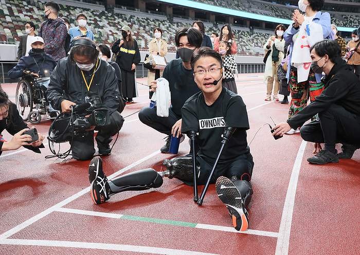 Hirotada Ototake without arms and legs walks 100m with bionic legs May 16, 2022, Tokyo, Japan   Japanese sports writer born without arms and legs Hirotada Ototake carries out a 100m walk by himself with bionic legs for  Ototake project  at Japan s national stadium in Tokyo on Monday, May 16, 2022. The robotic artificial legs special for Ototake were developed by Sony Computer Science Laboratory  SONY CSL  researcher Ken Endo.   Photo by Yoshio Tsunoda AFLO 