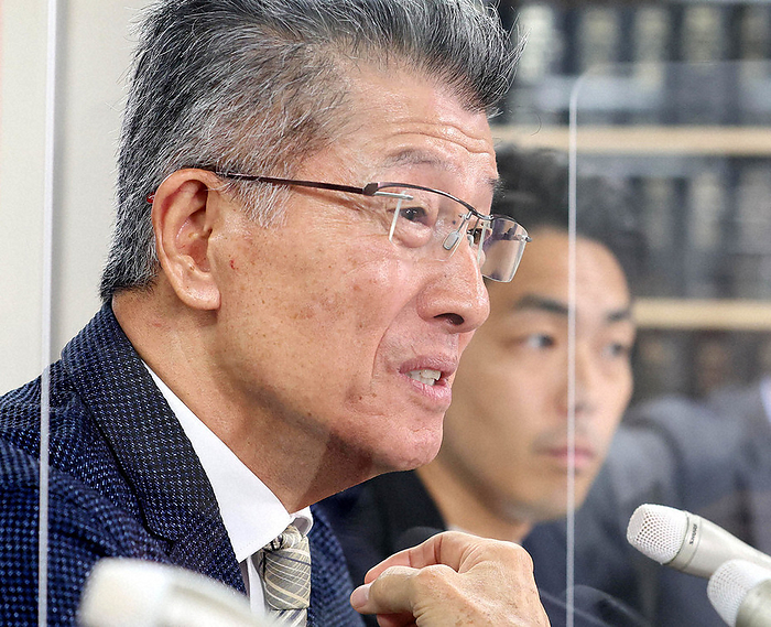 New Corona Infections President of Global Dining Inc. Global Dining President Kozo Hasegawa  foreground  holds a press conference after the ruling in Chiyoda ku, Tokyo, May 1, 2022. Photo by Kentaro Ikushima on May 6, 2022