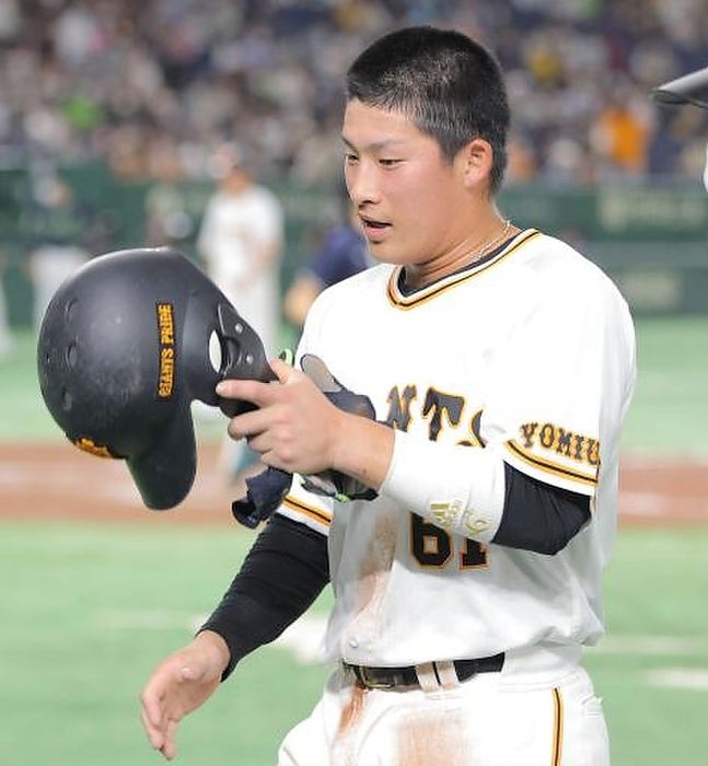 2022 Professional baseball Giants Yakult. Riku Masuda returns to the bench after five innings of offense. Taken at Tokyo Dome on May 7, 2022.