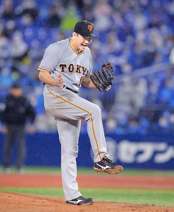 2022 Professional baseball DeNA Giants. 2 outs in the 6th inning, runners on first and second. Tomoyuki Kanno of the Giants raises a yell after striking out DeNA substitute batter Fujita. Photo taken at Yokohama Stadium on May 12, 2022.