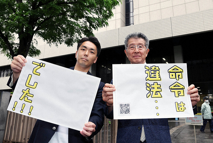 New coronary infection: Tokyo District Court rules that the order to shorten work hours is illegal. Global Dining President Kozo Hasegawa  right  and attorney Rintaro Kuramochi hold a piece of paper stating  The order was illegal...  after the ruling, 2022, in Chiyoda Ward, Tokyo. May 16, 4:51 p.m.  photo by Kentaro Ikushima