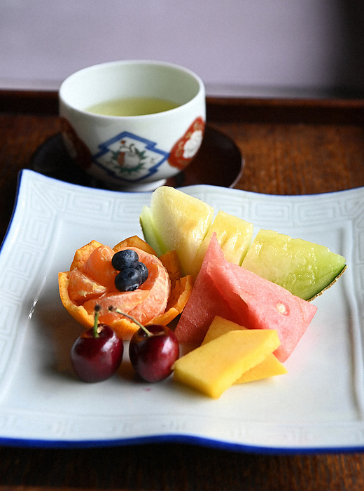 The 80th Meijin Senpai, 4th game On the 2nd day of the 4th round of the Meijin Tournament, Shintaro Saito 8 dan s morning snack, assorted fruits and green tea at Sansuien in Yamaguchi City, 2022. May 20, 10:09 a.m., photo by Hitoko Tokuno