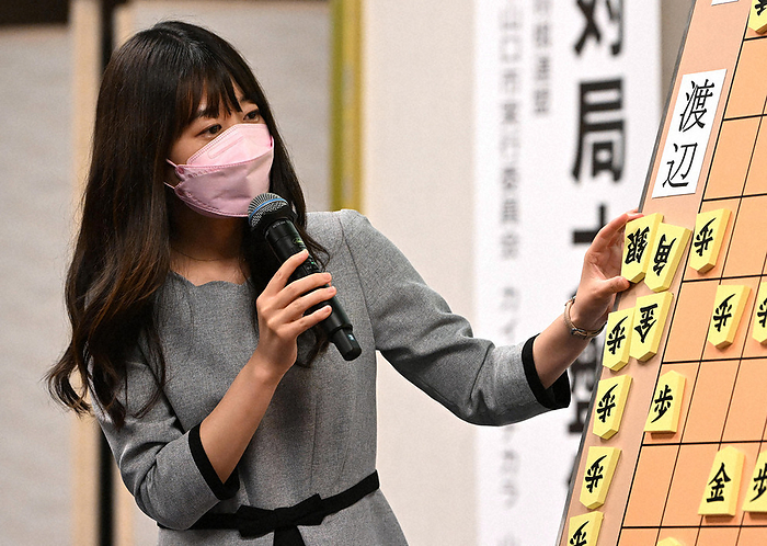 The 80th Meijin Senpai, 4th game Nanako Wakita Women s 1 dan giving a commentary of the 4th game of the 80th Meijin Tournament at Hotel New Tanaka in Yamaguchi City. 202 May 20, 2002, 4:17 p.m., photo by Hitoko Tokuno