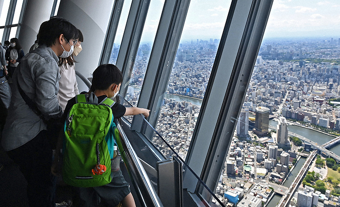 People enjoying the view on the observation deck of the Tokyo Sky Tree 10 years after its opening. People enjoying the view on the observation deck of Tokyo Sky Tree, celebrating 10 years since its opening, in Sumida ku, Tokyo, 2022. Photo by Nishi Natsuo on May 22