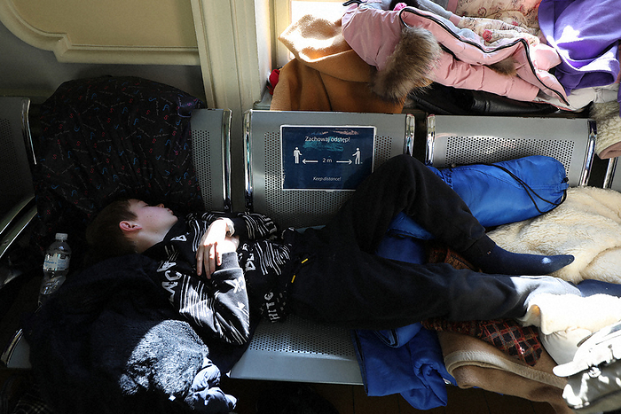 Russia invades Ukraine, residents flee the country. A boy sleeps on a bench in P emysl station where refugees from Ukraine arrive one after another, in P emysl, Poland, March 2022. Photo by Yohei Koide at 0:25 p.m. on March 14