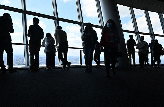 The observation deck of Tokyo Sky Tree, which celebrated its 10th anniversary in operation, crowded with many people. The observation deck of the Tokyo Sky Tree, which celebrates its 10th anniversary in operation with many people, in Sumida ku, Tokyo, 2022. May 22, 1:41 p.m., photo by Nishi Natsuo