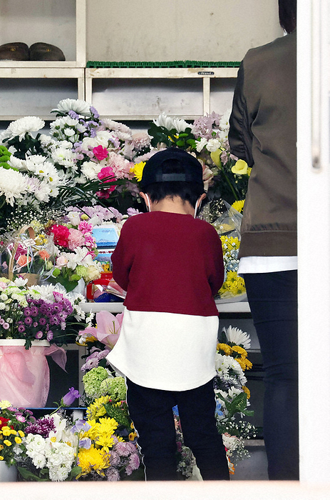 Sightseeing boat lost off Shiretoko Peninsula Families visit the morgue to pay floral tribute. Some children were holding hands on the morning of May 23, 2022 in Shari cho, Hokkaido. 10:31 a.m., photo by Taichi Kaizuka